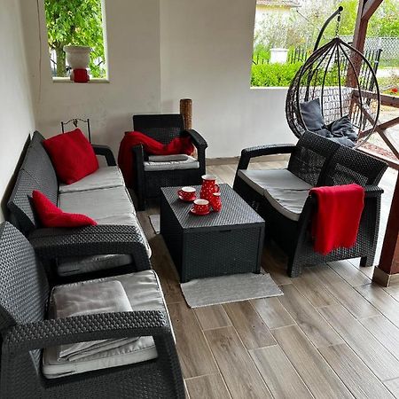 Apartamento Poettyoesotthon Vendeghaz Tiszabábolna Exterior foto