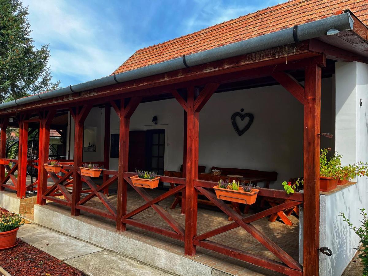 Apartamento Poettyoesotthon Vendeghaz Tiszabábolna Exterior foto