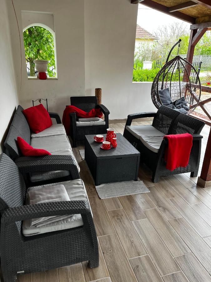 Apartamento Poettyoesotthon Vendeghaz Tiszabábolna Exterior foto