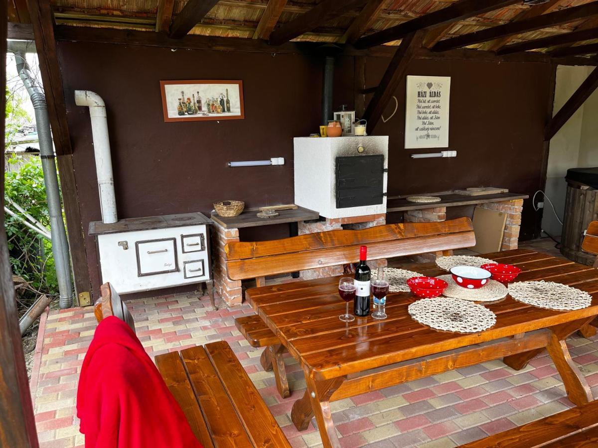 Apartamento Poettyoesotthon Vendeghaz Tiszabábolna Exterior foto