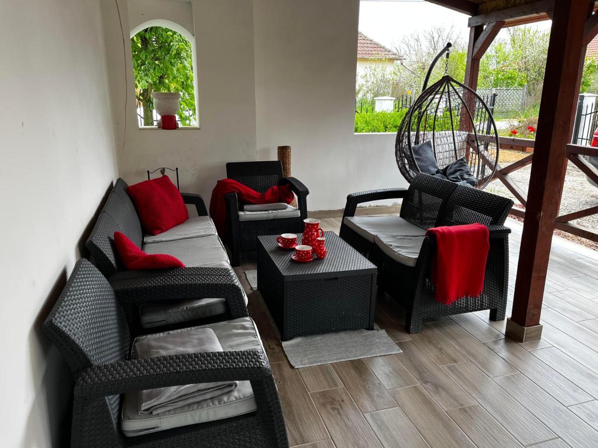 Apartamento Poettyoesotthon Vendeghaz Tiszabábolna Exterior foto