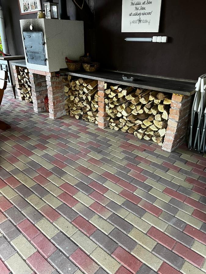 Apartamento Poettyoesotthon Vendeghaz Tiszabábolna Exterior foto