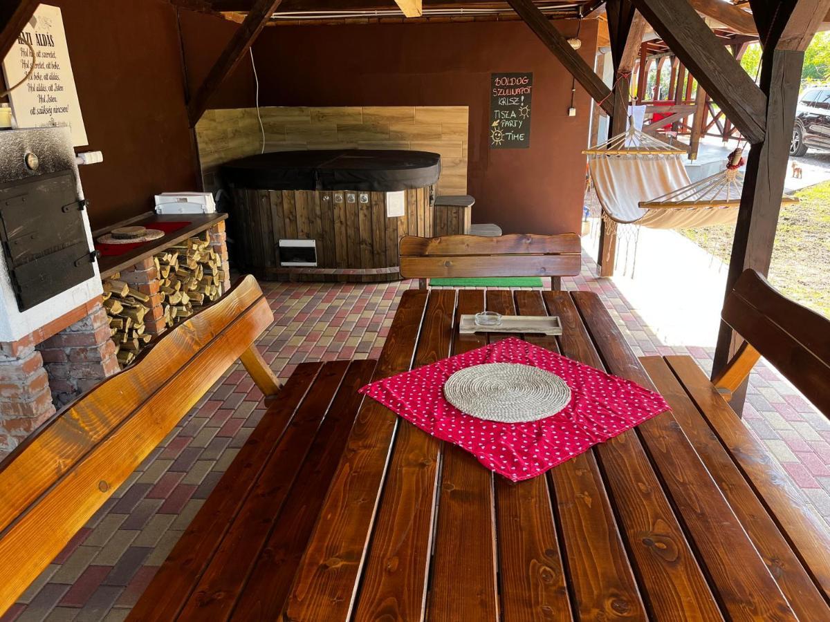 Apartamento Poettyoesotthon Vendeghaz Tiszabábolna Exterior foto