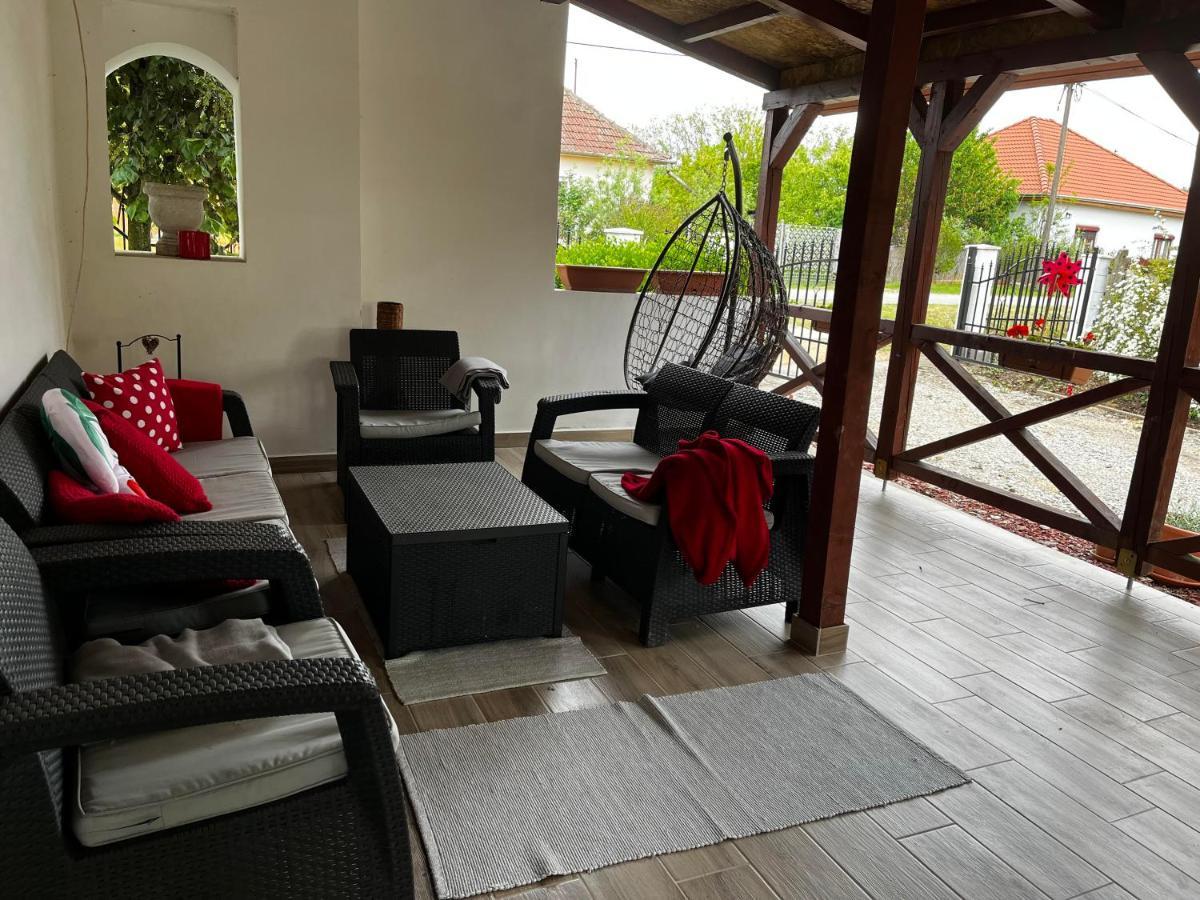 Apartamento Poettyoesotthon Vendeghaz Tiszabábolna Exterior foto