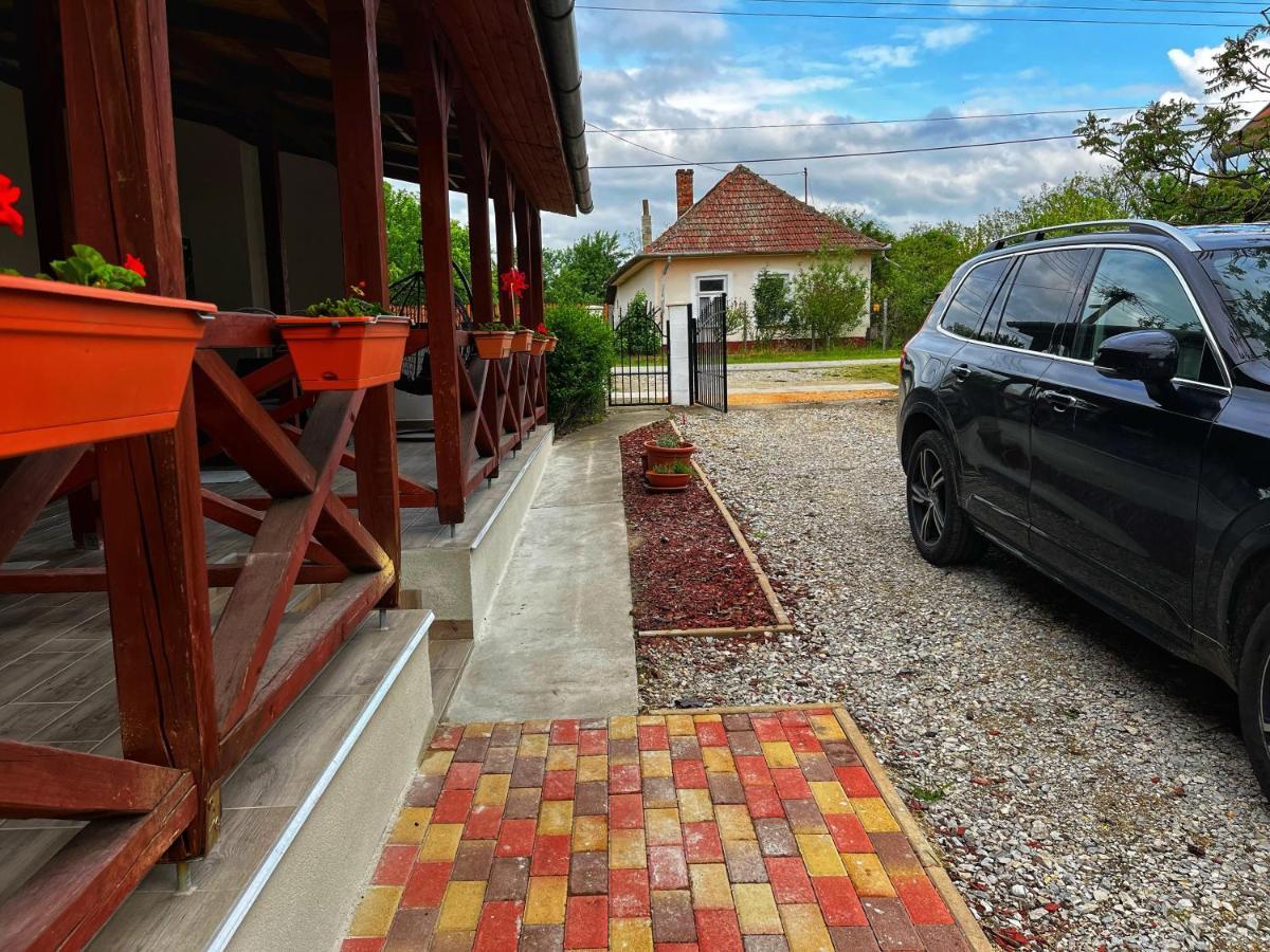Apartamento Poettyoesotthon Vendeghaz Tiszabábolna Exterior foto