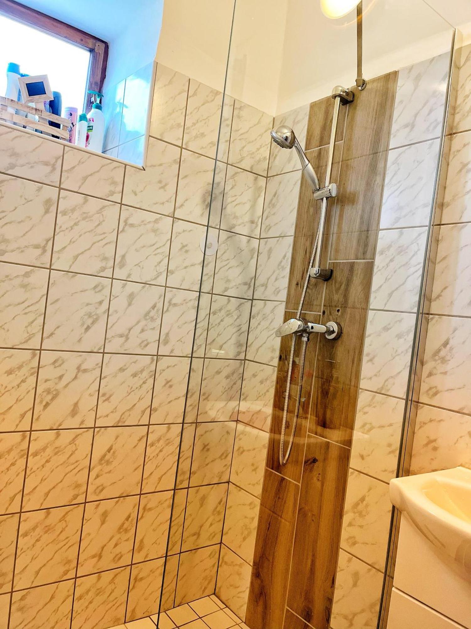 Apartamento Poettyoesotthon Vendeghaz Tiszabábolna Exterior foto